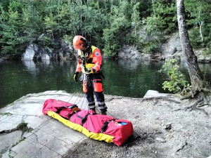 Turistka skákal ze skály do vody, vážně se zranila. Do lomu ve skalách na Jesenicku pro ni musel vrtulník