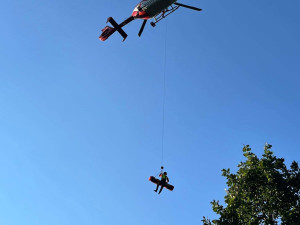 Mladá žena skákala ze skály do vody a vážně se zranila. Do lomu na Jesenicku pro ni musel vrtulník