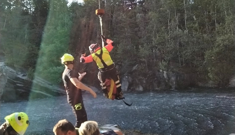 Turistka skákal ze skály do vody, vážně se zranila. Do lomu ve skalách na Jesenicku pro ni musel vrtulník