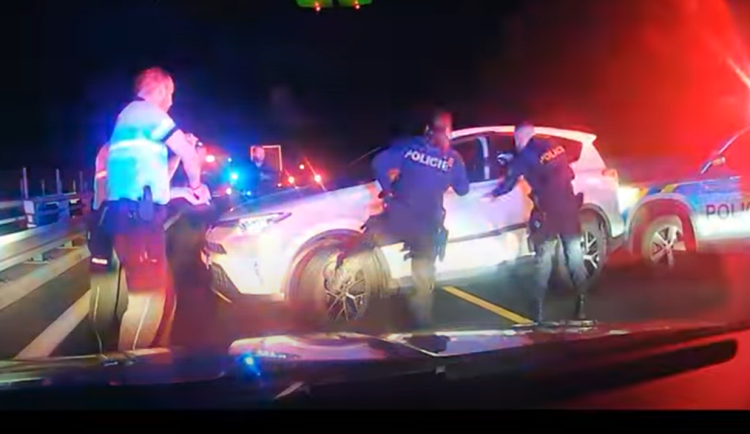 VIDEO: Dramatická honička na dálnici u Olomouce. Zloděje v ukradené Toyotě se řítil skoro dvoustovkou