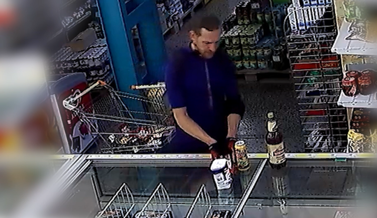 VIDEO: V souvislosti se ztracenou platební kartou policie pátrá po totožnosti neznámého muže