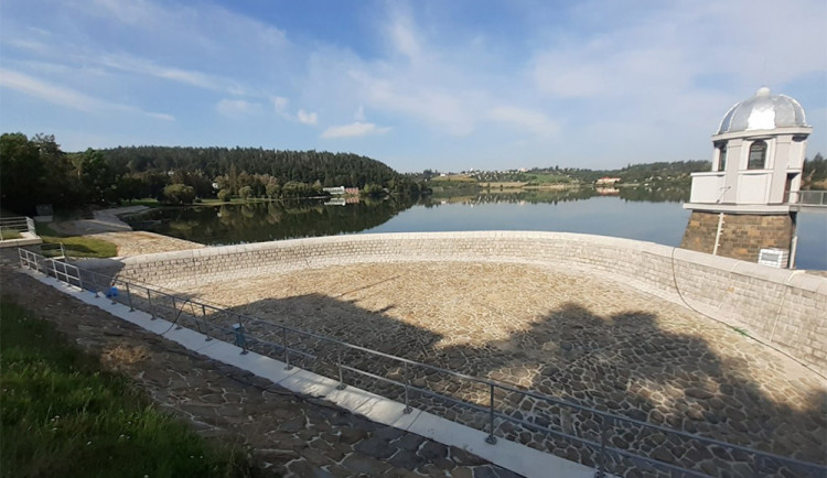Hygienici zakázali koupání na Plumlovské přehradě. Ve vodě jsou sinice, vodní květ a bakterie