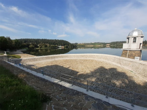 Hygienici zakázali koupání na Plumlovské přehradě. Ve vodě jsou sinice, vodní květ a bakterie