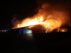 VIDEO: Blesky při noční bouřkách zapálily dvě střechy. Hasiči zasahovali ve Šternberku a Dolní Sukolomi