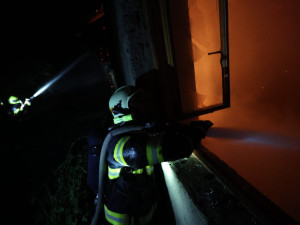 VIDEO: Blesky při noční bouřkách zapálily dvě střechy. Hasiči zasahovali ve Šternberku a Dolní Sukolomi