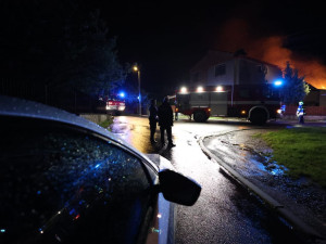 VIDEO: Blesky při noční bouřkách zapálily dvě střechy. Hasiči zasahovali ve Šternberku a Dolní Sukolomi