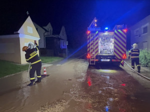 VIDEO: Blesky při noční bouřkách zapálily dvě střechy. Hasiči zasahovali ve Šternberku a Dolní Sukolomi