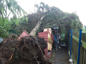 VIDEO: Blesky při noční bouřkách zapálily dvě střechy. Hasiči zasahovali ve Šternberku a Dolní Sukolomi