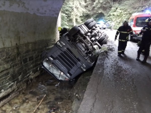 U Branné se nákladní vůz se dřevem převrátil do potoka. Do vody vyteklo palivo z prasklé nádrže