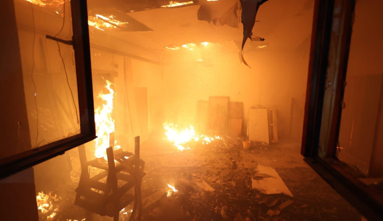 VIDEO: Blesky při noční bouřkách zapálily dvě střechy. Hasiči zasahovali ve Šternberku a Dolní Sukolomi