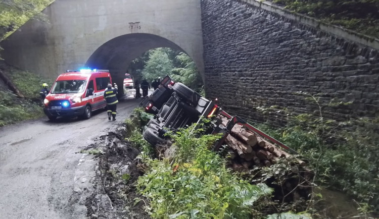 U Branné se nákladní vůz se dřevem převrátil do potoka. Do vody vyteklo palivo z prasklé nádrže