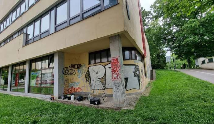 Přemalovává graffiti poničené zdi v Olomouci. Je to jenom na nás, míní Josef Kovář.