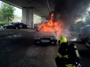 V Olomouci hořelo auto, uvnitř hasiči našli torzo lidského těla. Jde zřejmě o nešťastnou událost