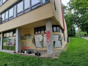 Přemalovává graffiti poničené zdi v Olomouci. Je to jenom na nás, míní Josef Kovář.