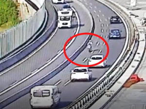 VIDEO: Motorkář jel po dálnici u Nemilan v protisměru a zavadil o jedno z aut. Policie hledá svědky