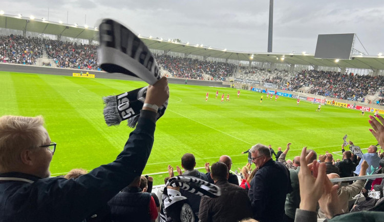 Nervy s parkováním před fotbalem vyřeší MHD, dneska jedou fanoušci zdarma