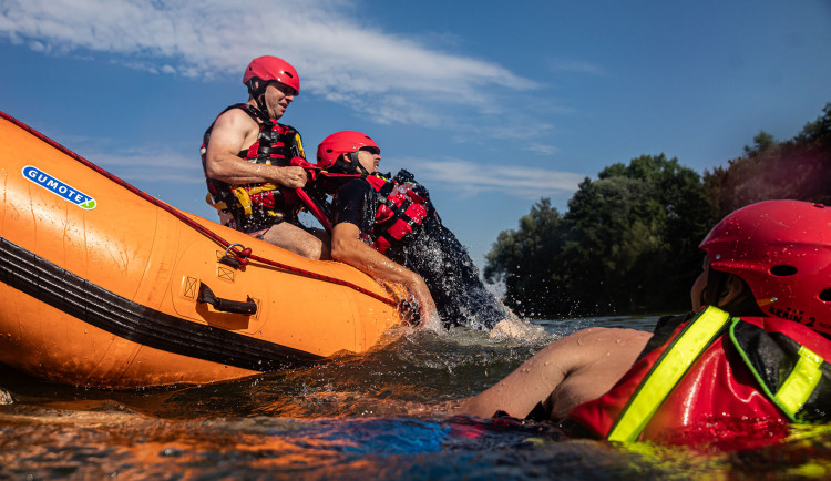 Záchranáři na Správčickém rybníku v Hradci Králové zachraňovali tonoucího