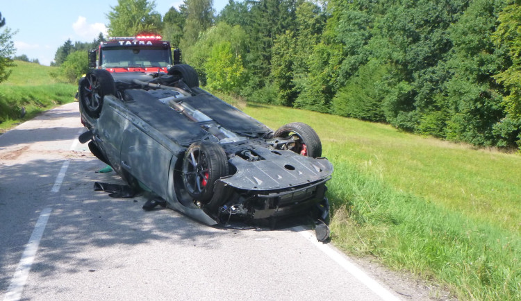 Hyundai skončil na Novopacku na střeše, po nehodě byla práce pro lékaře i hasiče