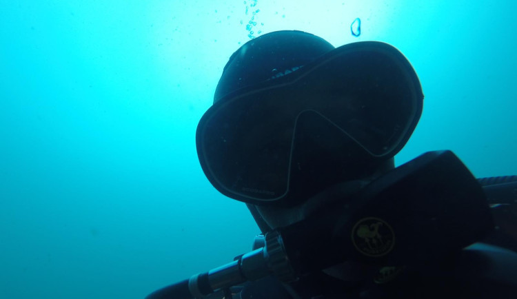 VIDEO: Hasiči trénovali potápění ve Výklekách. V unikátních záběrech ukázali tajemství podvodního světa