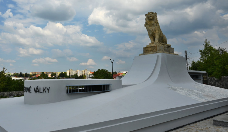 Hranické mauzoleum, kde jsou ostatky vojáků z první světové války, prokouklo. Opravy přišly na 400 tisíc korun