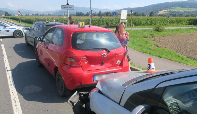 Řidič Volva způsobil v Rapotíně nehodu pěti aut a jedné motorky. Naštěstí to bylo bez zranění