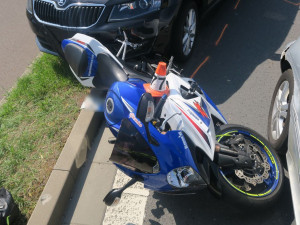 Řidič Volva způsobil v Rapotíně nehodu pěti aut a jedné motorky. Naštěstí to bylo bez zranění