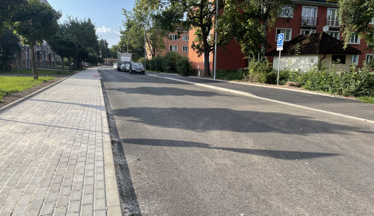 Trutnovskou Zámečnickou ulici opravili stavaři s předstihem, vrátil se sem veškerý provoz