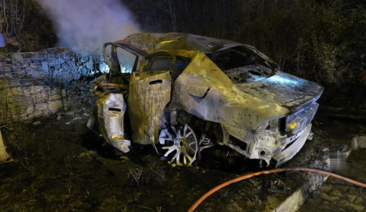 Řidič amerického sporťáku havaroval na D35 na Olomoucku. Ve zdemolovaném autě uhořel