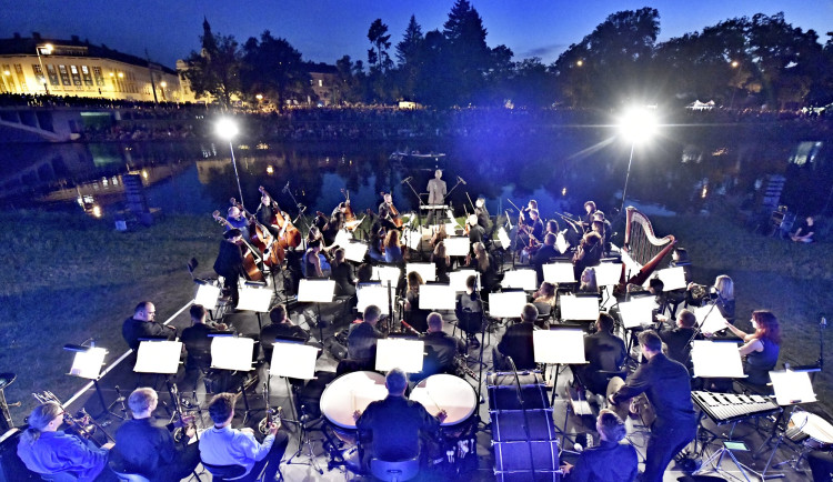 Hradecká Filharmonie dneska roztančí diváky pod hvězdami v latinskoamerickém rytmu