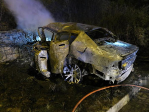 Řidič amerického sporťáku havaroval na D35 na Olomoucku. Ve zdemolovaném autě uhořel