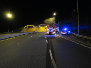 Řidič amerického sporťáku havaroval na D35 na Olomoucku. V autě uhořel