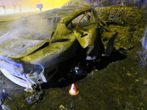 Řidič amerického sporťáku havaroval na D35 na Olomoucku. V autě uhořel