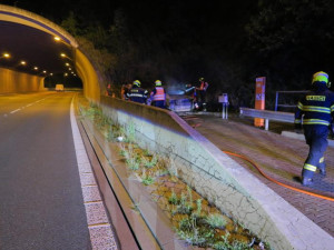 Řidič amerického sporťáku havaroval na D35 na Olomoucku. V autě uhořel