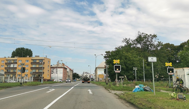 Závory na přejezdu i nový silniční ostrůvek. Dolní Novosadskou na měsíc zavírá rekonstrukce