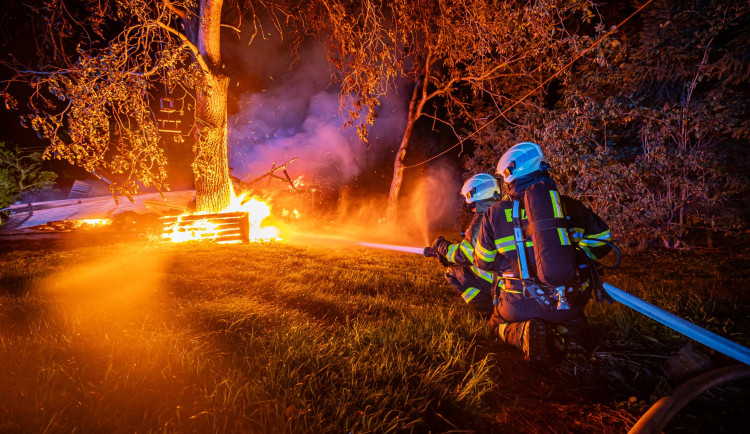 Dřevěná chatka u Dobrušky lehla popelem, skrývaly se v ní tlakové lahve