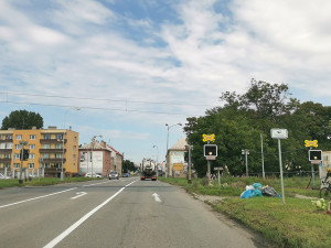 Závory na přejezdu i nový silniční ostrůvek. Dolní Novosadskou na měsíc zavírá rekonstrukce