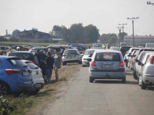 Kvůli samosběru zeleniny musela policie uzavřít silnici u Vojnic. Na pole přijelo několik set aut