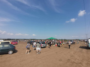 Kvůli samosběru zeleniny musela policie uzavřít silnici u Vojnic. Na pole přijelo několik set aut