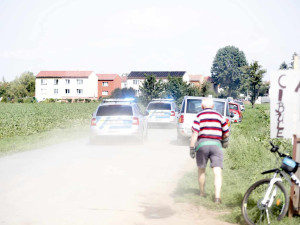 Kvůli samosběru zeleniny musela policie uzavřít silnici u Vojnic. Na pole přijelo několik set aut