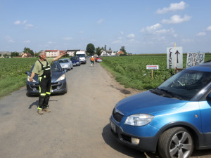 FOTO: Tři hodiny ve frontě a dopravní kolaps. Moc mě to mrzí, říká k extrémnímu samosběr pěstitel z Hané