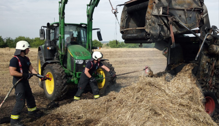 U Dobřenic hořel lis, škoda se šplhá ke dvěma milionům korun