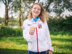 Trojnásobný zlatý triumf. Vodní slalomářka Klára Kneblová zvládla boj s bolestí i světovou konkurencí