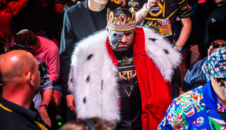 Karlos Vémola při předzápasovém nástupu