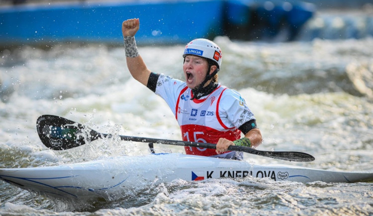 Trojnásobný zlatý triumf. Vodní slalomářka Klára Kneblová zvládla boj s bolestí i světovou konkurencí