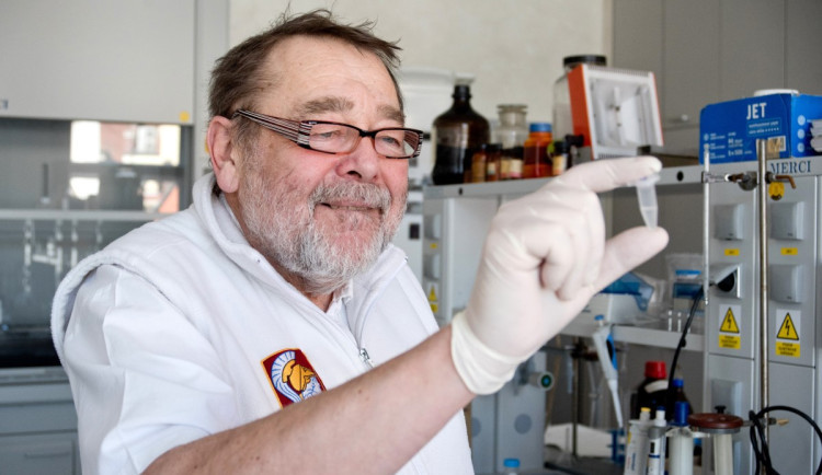 size3-16818892942138-241-nove-drogy-objevujeme-kazdy-tyden-rika-chemik-kriminalistickeho-ustavu-v-praze-michal-roman