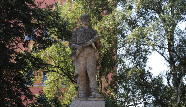 Přerovské zastupitelstvo znovu projedná odstranění sochy rudoarmějce. Rada města je proti