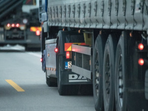 Na dálnicích se testují nové značky zakazující kamionů předjíždění. Jsou jediným řešením?