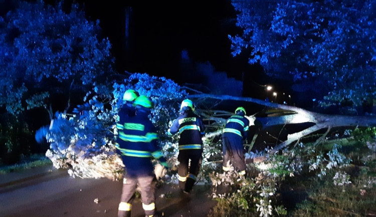 Náročná služba pro hasiče. Kvůli bouřce vyjeli na Vysočině skoro dvěstěkrát, evakuovali i lidi v kempu