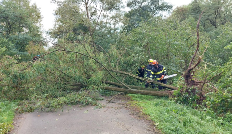 Bouřková smršť zasáhla Olomoucký kraj. Hasiči v noci řešili přes sto padesát událostí