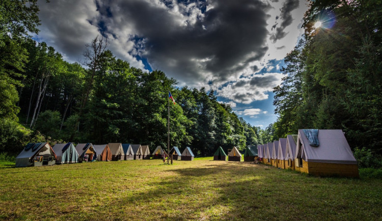 Čtyřiašedesátiletý muž z Plzně měl sexuálně obtěžovat nezletilou dívku v chatce na táboře